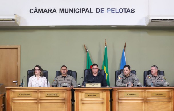 PMs ocupam a Mesa Diretora da Câmara de Pelotas ao lado de vereadores durante a solenidade