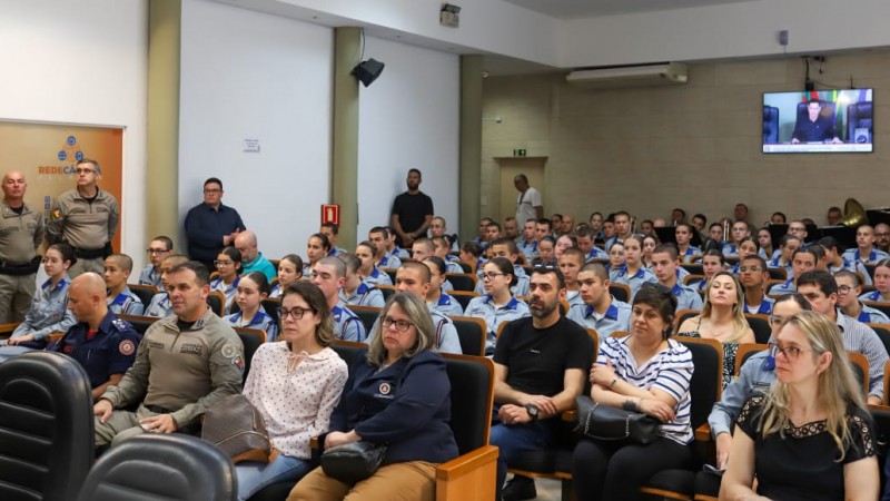 Plenária da Câmara lotada por estudantes uniformizados, civis, entre outros, sentados.