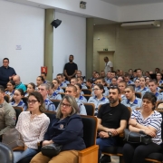 Plenária da Câmara lotada por estudantes uniformizados, civis, entre outros, sentados.  
