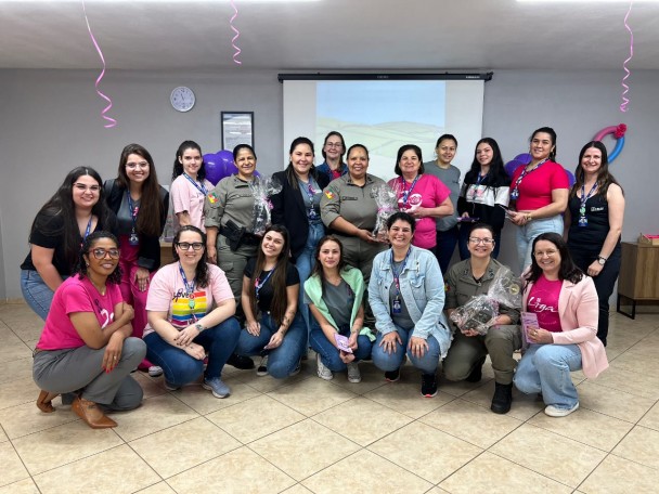 PMs femininas aparecem em duas fileiras juntas ao público feminino que participou do evento