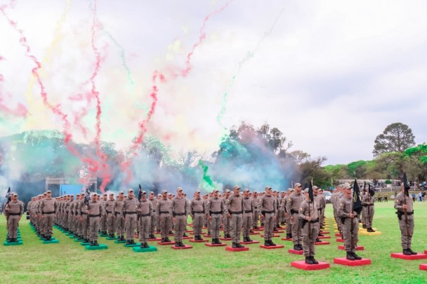 Novos soldados da BM em campo no momento da formatura