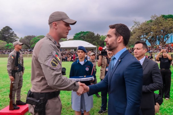 Imagem mostra em primeiro plano o soldado e o governador durante o aperto de mãos.