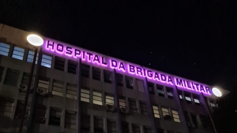 Fachada do Hospital da BM à noite para mostrar o letreiro rosa. 