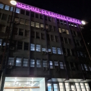 Fachada do Hospital da BM à noite para mostrar o letreiro rosa. 