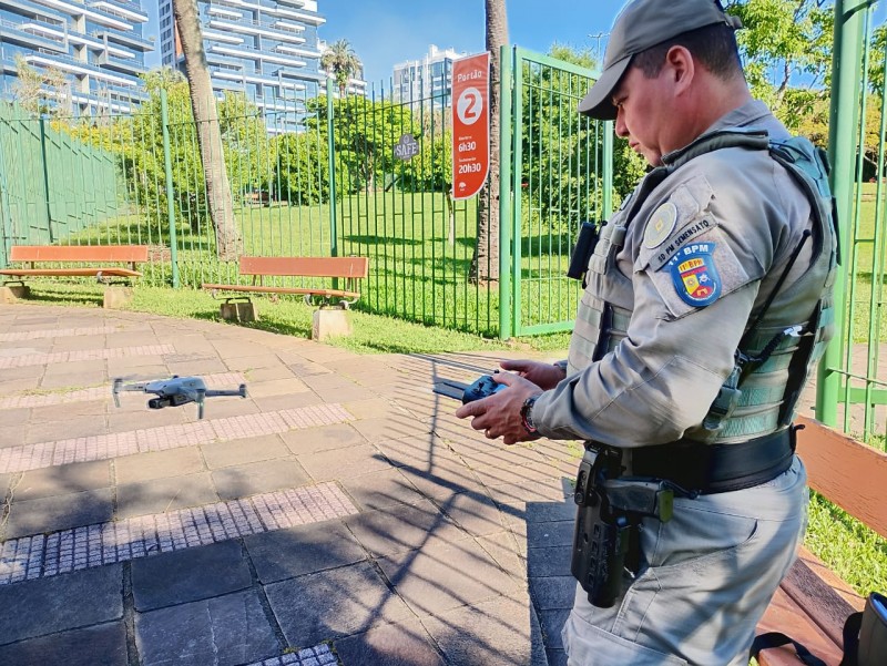 soldado operando equipamento de drones