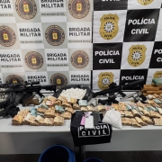 Operação em Caxias resulta em apreensão de armas, drogas e dinheiro