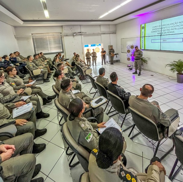 PMs formandos aparecem mais de perto enquanto assistem o discurso do coronel PM Jorge Dirceu, que dirige o Dep. de Ensino da BM.  
