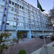 Fachada frontal do Hospital da BM na capital gaúcha. 