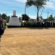 PMs aparecem ao lado do marco da divisa do Brasil com o Uruguai.