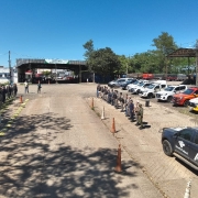 Fileiras de PMs, veículos ao fundo e, ao fundo, aparece o pórtico do porto na divisa entre Brasil e Argentina