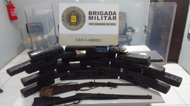 Brigada Militar apreende mais de 20 quilos de maconha e armas de fogo