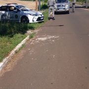 Policiais realizando abordagem aos veiculos em entrada da cidade