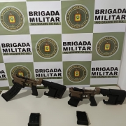 Armas em frente ao backdrop da Brigada Militar