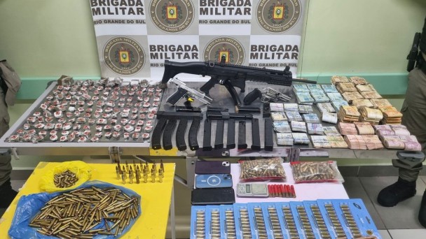 Em menos de 72 horas, Brigada Militar apreende armas e grande quantidade de munições e dinheiro em Cachoeirinha