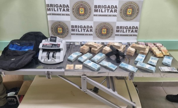 Em menos de 72 horas, Brigada Militar apreende armas e grande quantidade de munições e dinheiro em Cachoeirinha