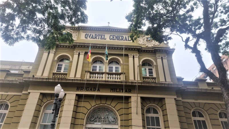 Fachada frontal do QG em dia nublado 