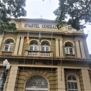 Fachada frontal do QG em dia nublado 