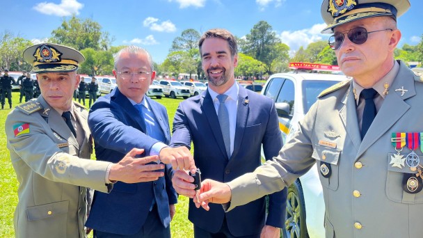 Comandante Geral Coronel Feoli, SubComandante Coronel Douglas, Secretário de Segurança Ikeda e Governador Eduardo Leite, todos segurando uma chave de viatura.