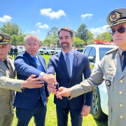 Comandante Geral Coronel Feoli, SubComandante Coronel Douglas, Secretário de Segurança Ikeda e Governador Eduardo Leite, todos segurando uma chave de viatura.