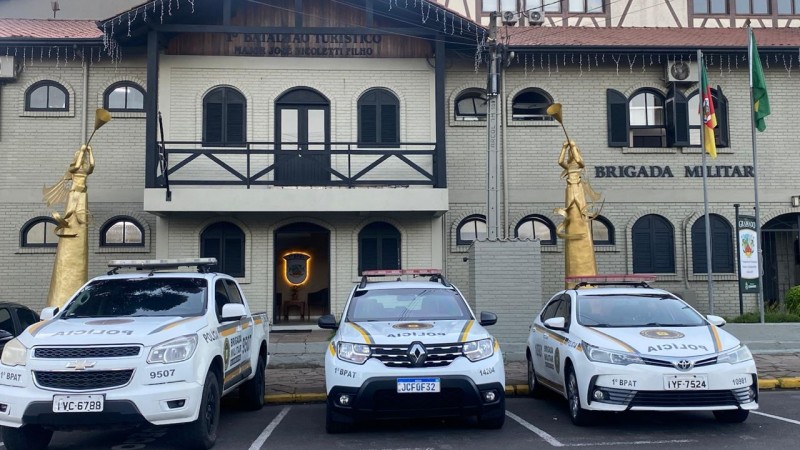 Sede da BM em Gramado com três viaturas em frente