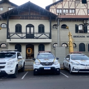 Sede da BM em Gramado com três viaturas em frente