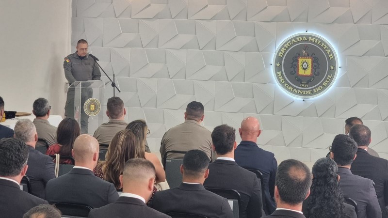 Audtório lotado de agraciados e efetivo da PM2. Ao fundo vê-se o brasão da Brigada Militar e à esquerda, o Comandante-Geral falando no púlpito.