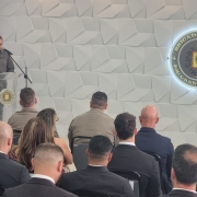 Audtório lotado de agraciados e efetivo da PM2. Ao fundo vê-se o brasão da Brigada Militar e à esquerda, o Comandante-Geral falando no púlpito.