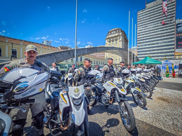 Fileiras de PMs da Ronda Ostensiva com Apoio de Motocicletas. 