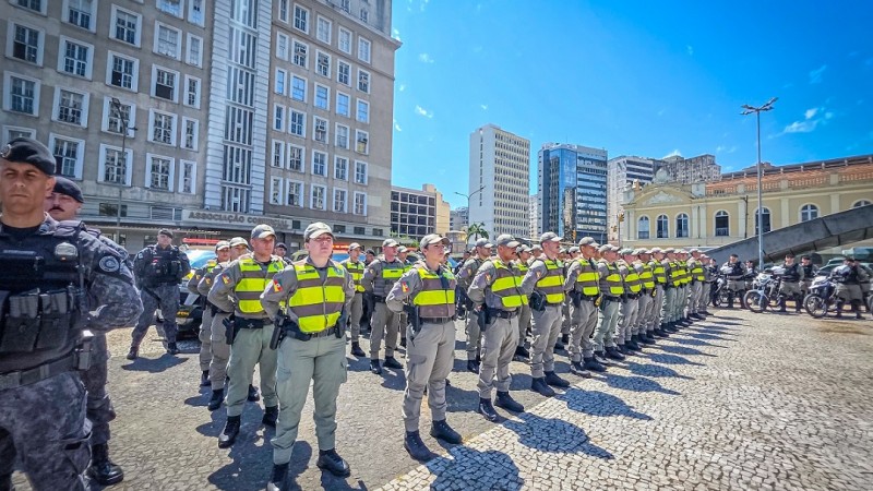 Fileiras de PMs na Praça Revolução Farroupilha. 