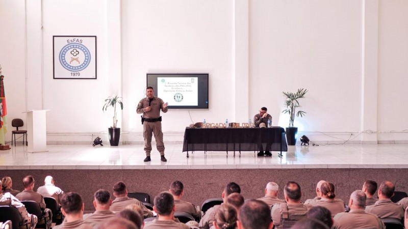 No palco, o Chefe do Estado-Maior da Brigada Militar, Coronel PM Luigi Gustavo Soares Pereira, fala ao público presente no auditório da Escola de Formação e Aperfeiçoamento de Sargentos da Brigada Militar (EsFAS), em Porto Alegre. 
