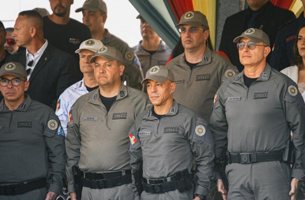 Aparecem duas fileiras de coronéis, sendo que na primeira, aparece à esquerda o diretor do Dep. de Ensino. Na sequência, estão o Chefe do Estado-Maior, o Subcomandante-Geral e o Comandante-Geral da Brigada Militar. 