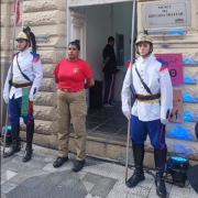 Na entrada do Museu aparecem os Dragões Farroupilhas e uma bombeiro civil.
