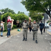 PMs caminham em uma calçada em meio aos moradores e turistas que circulam em todas as direções. 