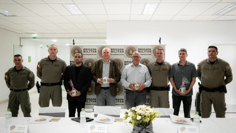 Os coronéis do Comando-Geral da BM aparecem ao lado das autoridades locais.