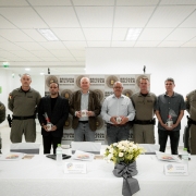 Os coronéis do Comando-Geral da BM aparecem ao lado das autoridades locais.