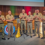 PMs fazem uma salva de palmas após o descerramento do quadro da turma.