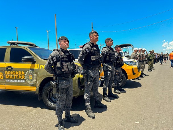 PMs aparecem em frente às viaturas.