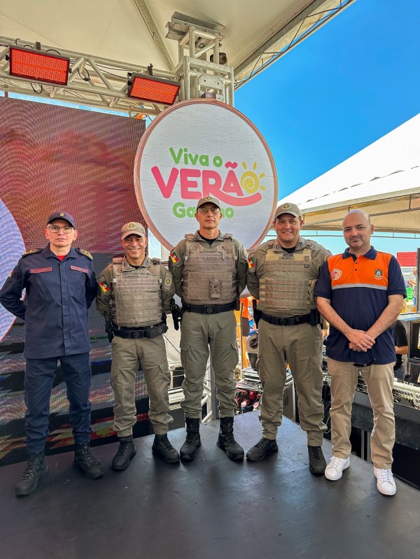 Autoridades aparecem em fileira com o banner da Operação  do governo do Estado ao fundo. 