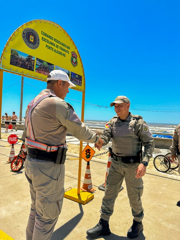 Subcomandante cumprimenta um Soldado que atua na Escolinha de Trânsito do CRBM instalada na orla da praia  