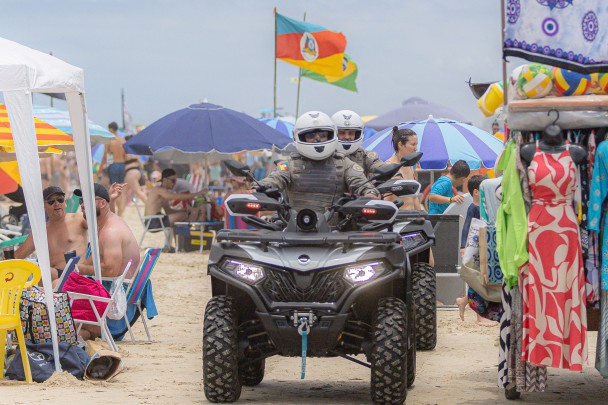 Patrulha da BM na praia durante o veraneio.