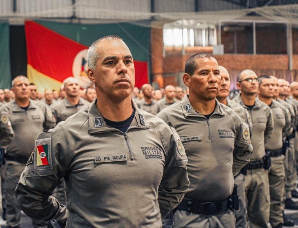 PMs em fileira durante a solenidade de formatura recente do CTSP em Montenegro.  