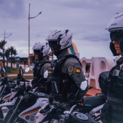 PMs da Ronda Ostensiva com Apoio de Motocicletas em uma pra&ccedil;a p&uacute;blica.