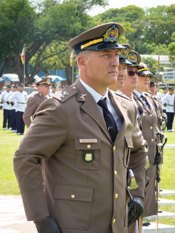 Novos tenentes no campo da Academia de Polícia Militar de Porto Alegre.
