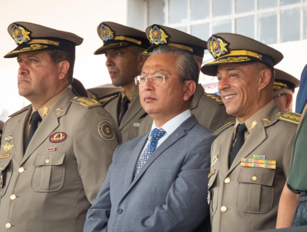 Autoridades durante a solenidade. 