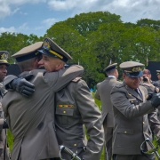 Abraços e comemoração após o final da cerimônia de juramento dos novos tenentes.