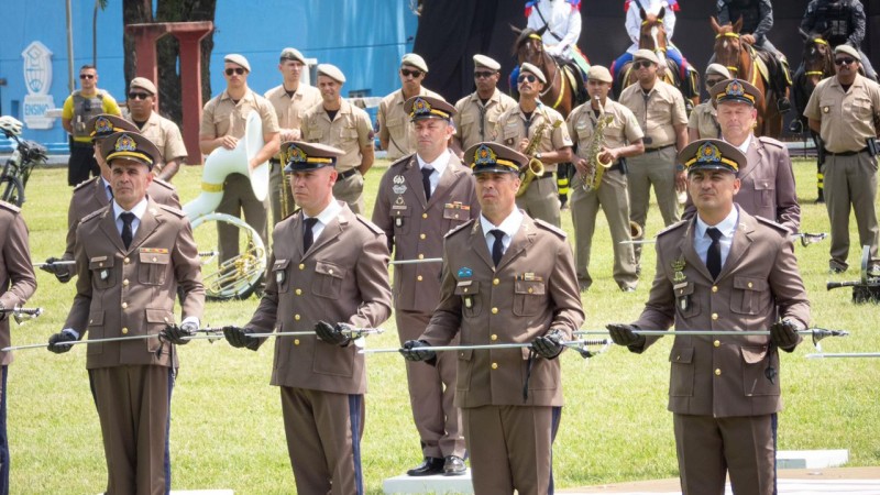Tenentes aparecem com as espadas ap&oacute;s o recebimento pelas madrinhas e padrinhos. 