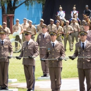 Tenentes aparecem com as espadas ap&oacute;s o recebimento pelas madrinhas e padrinhos. 
