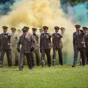 Fumaça colorida abrilhanta a entrada dos novos tenentes.