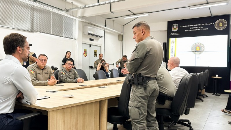 Governador est&aacute; sentado &agrave; mesa onde est&atilde;o outras autoridades da BM. Em p&eacute;, est&aacute; o Subcomandante-Geral, coronel PM Douglas. 