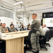 Governador est&aacute; sentado &agrave; mesa onde est&atilde;o outras autoridades da BM. Em p&eacute;, est&aacute; o Subcomandante-Geral, coronel PM Douglas. 